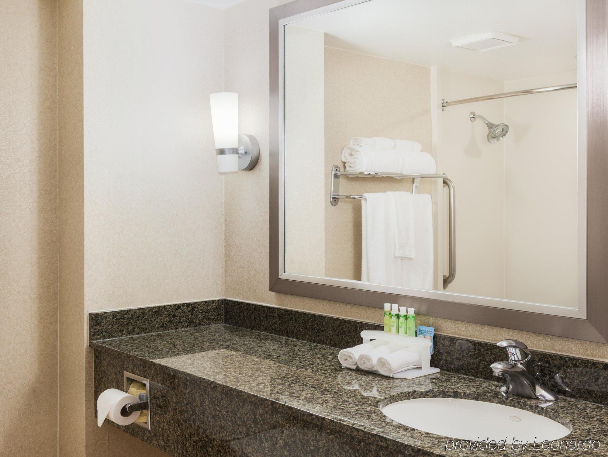 Express West Angeles By Ihg Hotel 3*