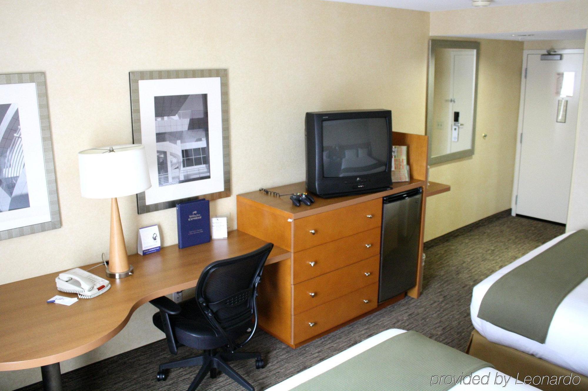 Express West Angeles By Ihg Hotel 3*