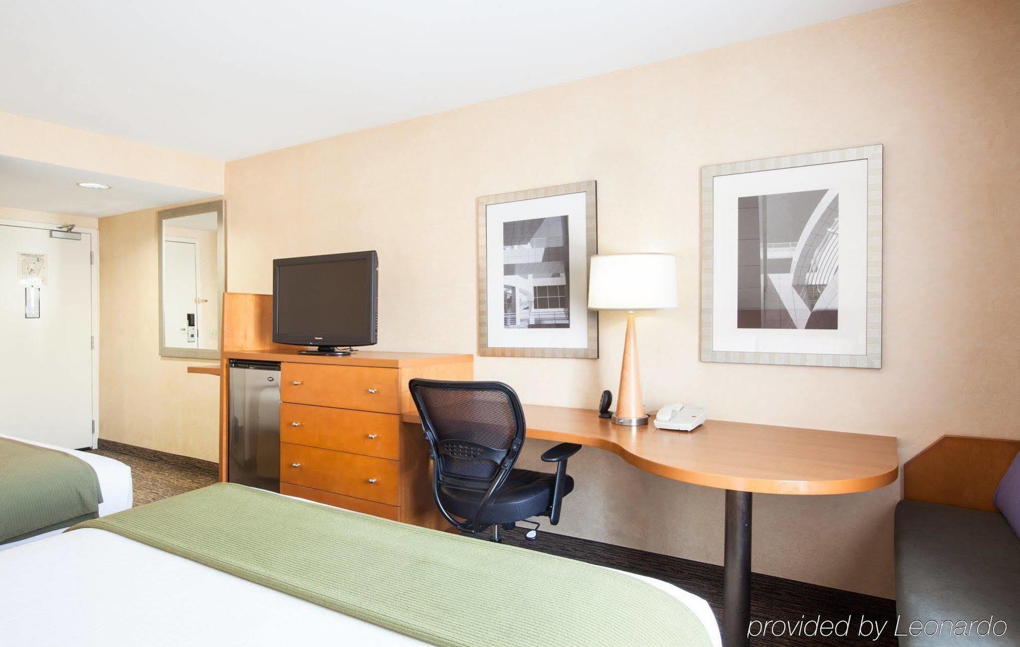 Express West Angeles By Ihg Hotel